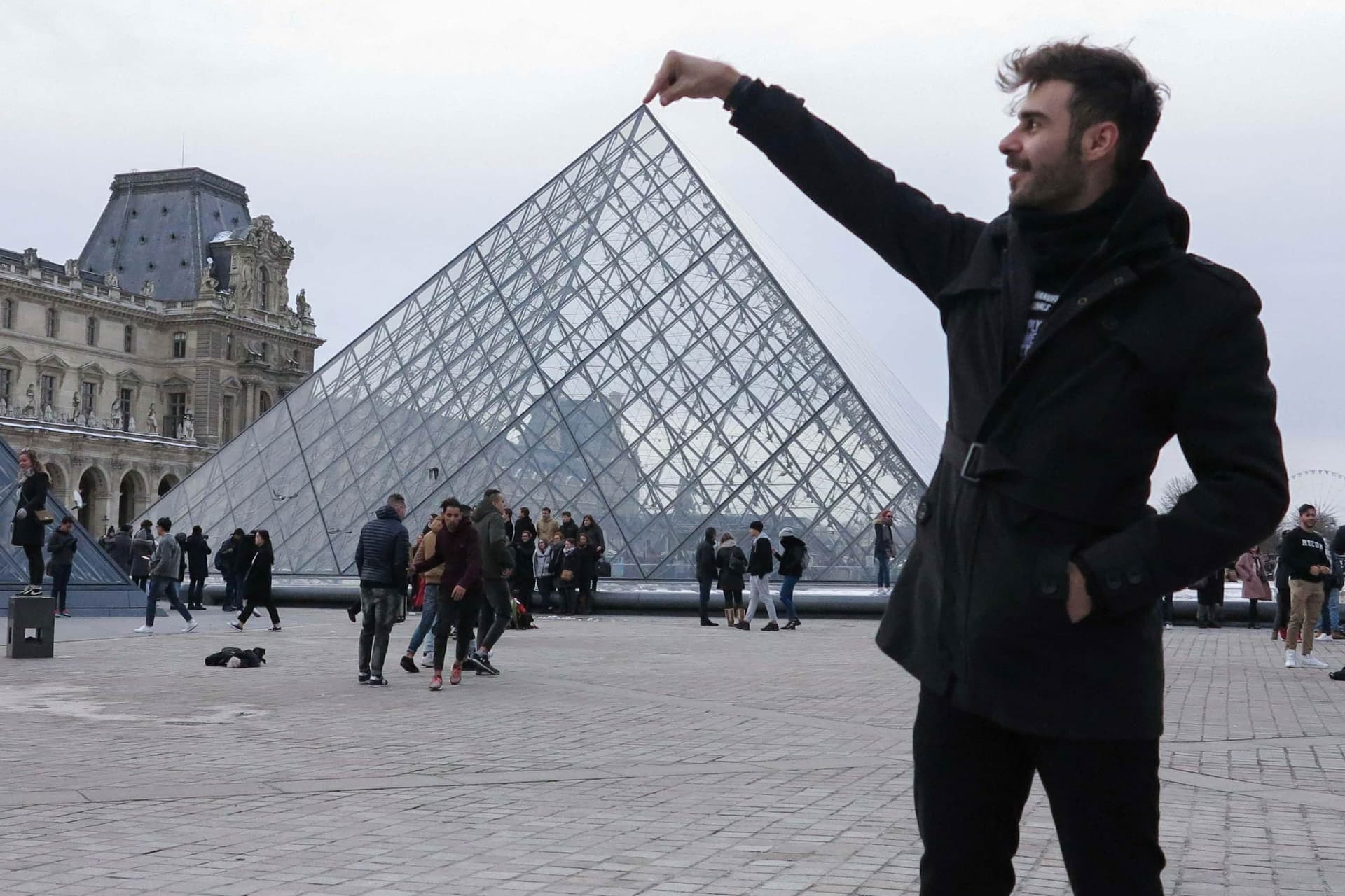 Paris Louvre museum; International Student Identity Card (ISIC)