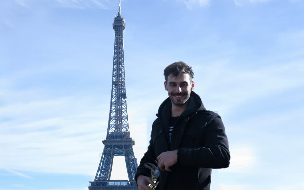Paris; The story of the missing backpack and stay in the Champs Elysees
