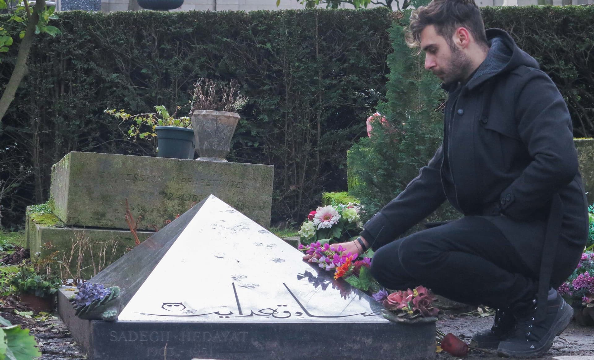 PereLachaise; Tomb of Sadegh Hedayat, Edith Piaf, Oscar Wilde and Frederick Chopin PereLachaise; Tomb of Sadegh Hedayat, Edith Piaf, Oscar Wilde and Frederick Chopin